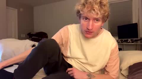 Snapshot of blonde_boi99 chatting on November 2025 07:18:01 AM Blondie online show from November 2025 07:18:01 AM