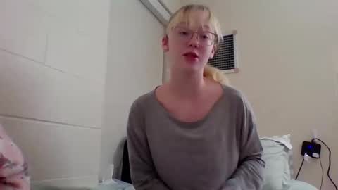 Snapshot of blonde_katie chatting on December 2024 02:31:02 AM Katie online show from December 2024 02:31:02 AM