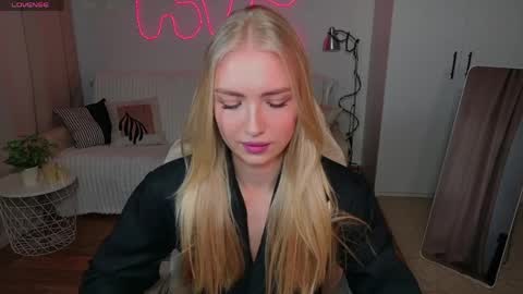 Snapshot of blonde_vibe chatting on April 2026 09:51:02 AM Nessa online show from April 2026 09:51:02 AM