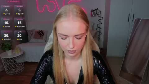 Snapshot of blonde_vibe chatting on April 2026 12:03:01 PM Nessa online show from April 2026 12:03:01 PM