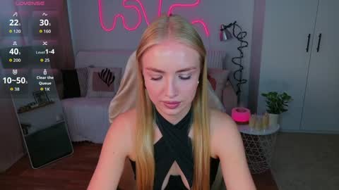 Snapshot of blonde_vibe chatting on May 2026 10:43:01 AM Nessa online show from May 2026 10:43:01 AM