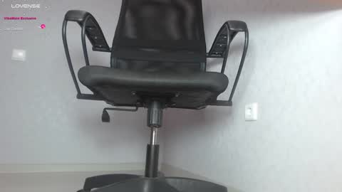 Im Di. I smell naked even when Im dressed. online show from February 2025 01:00:02 PM