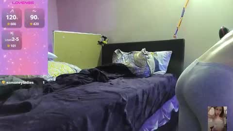 Snapshot of blondiebubblebooty chatting on October 2025 01:50:02 AM Bubbles online show from October 2025 01:50:02 AM