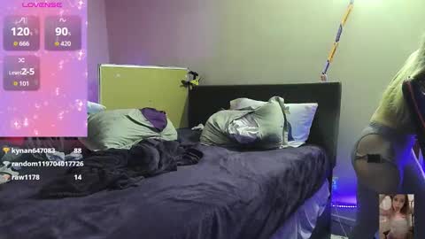 Snapshot of blondiebubblebooty chatting on October 2025 02:14:02 AM Bubbles online show from October 2025 02:14:02 AM