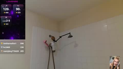 Snapshot of blondiebubblebooty chatting on October 2025 11:14:01 PM Bubbles online show from October 2025 11:14:01 PM