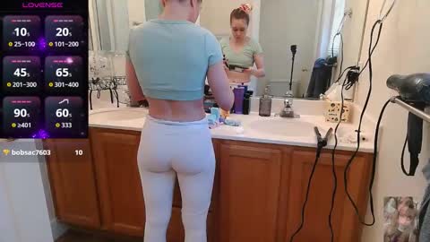 Snapshot of blondiebubblebooty chatting on October 2025 11:34:01 PM Bubbles online show from October 2025 11:34:01 PM