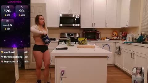 Snapshot of blondiebubblebooty chatting on October 2025 12:17:02 PM Bubbles online show from October 2025 12:17:02 PM