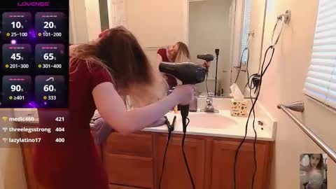 Snapshot of blondiebubblebooty chatting on November 2025 12:23:01 AM Bubbles online show from November 2025 12:23:01 AM