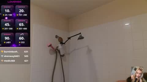 Snapshot of blondiebubblebooty chatting on November 2025 11:59:01 PM Bubbles online show from November 2025 11:59:01 PM