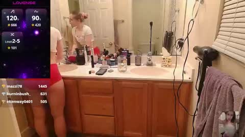 Snapshot of blondiebubblebooty chatting on November 2025 01:06:02 AM Bubbles online show from November 2025 01:06:02 AM