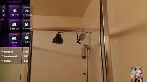 Snapshot of blondiebubblebooty chatting on November 2025 09:25:02 PM Bubbles online show from November 2025 09:25:02 PM