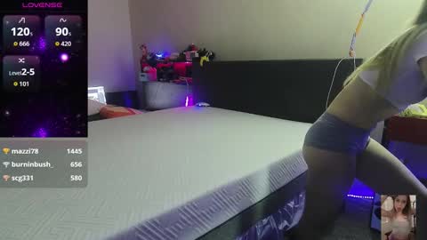 Snapshot of blondiebubblebooty chatting on November 2025 02:42:02 AM Bubbles online show from November 2025 02:42:02 AM