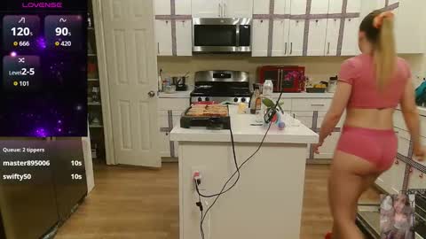 Snapshot of blondiebubblebooty chatting on November 2025 03:12:01 AM Bubbles online show from November 2025 03:12:01 AM