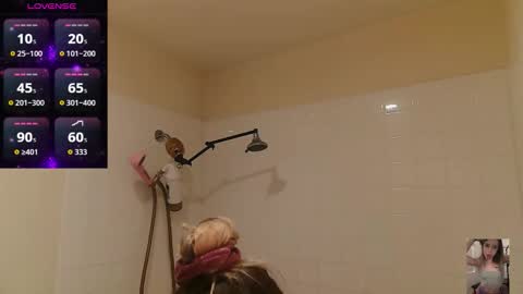 Snapshot of blondiebubblebooty chatting on November 2025 12:10:02 AM Bubbles online show from November 2025 12:10:02 AM