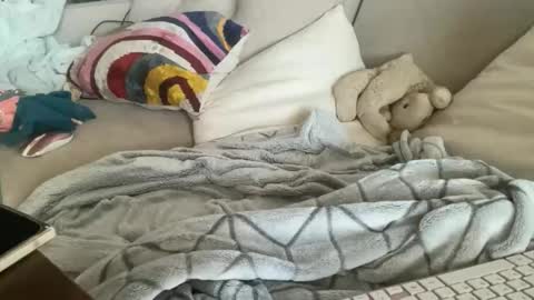 IM TRYNG online show from November 2025 05:24:01 PM