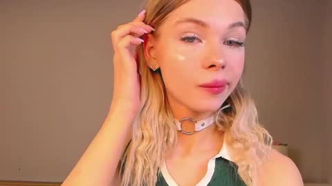 Snapshot of blondy_fina chatting on May 2026 06:33:02 AM blondy_fina online show from May 2026 06:33:02 AM