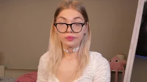 Snapshot of blondy_fina chatting on June 2026 04:27:01 AM blondy_fina online show from June 2026 04:27:01 AM