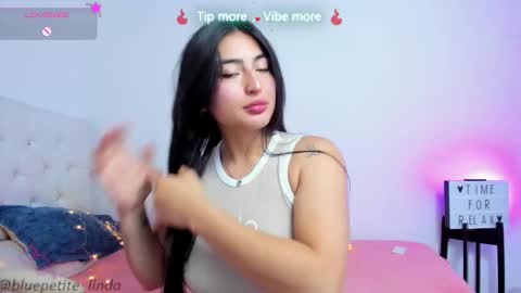 Snapshot of blue_petite chatting on March 2026 04:00:02 PM Linda online show from March 2026 04:00:02 PM