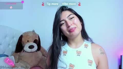Snapshot of blue_petite chatting on March 2026 04:40:02 PM Linda online show from March 2026 04:40:02 PM