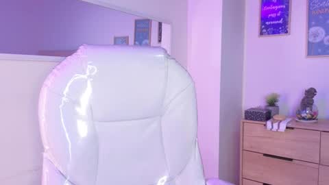 Snapshot of bluee_hazell chatting on October 2025 10:27:02 AM online show from October 2025 10:27:02 AM