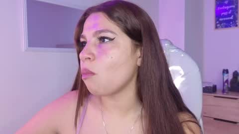 Snapshot of bluee_hazell chatting on November 2025 11:42:01 AM online show from November 2025 11:42:01 AM