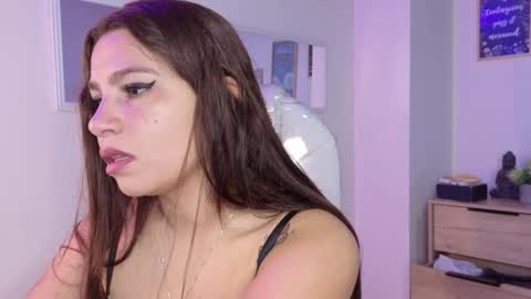 Snapshot of bluee_hazell chatting on November 2025 11:43:02 AM online show from November 2025 11:43:02 AM