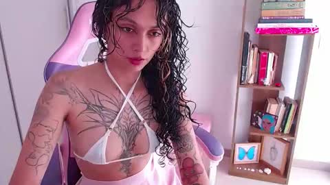 Snapshot of bluee_v chatting on April 2026 07:04:02 PM Im Abril .. Nice to meet you thumb up me please its important INDEPENDENT MODEL online show from April 2026 07:04:02 PM