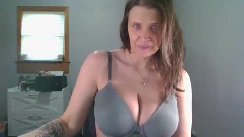 Snapshot of blueeyedddvixen chatting on April 2026 01:36:02 PM BlueEyedDDVixen online show from April 2026 01:36:02 PM