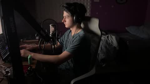 Snapshot of bluskyzz chatting on December 2025 01:05:01 PM BluSky online show from December 2025 01:05:01 PM