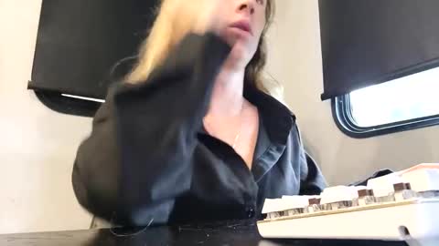 MamaMorgan online show from November 2025 06:24:02 PM