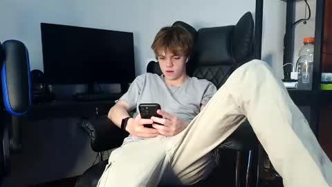 Snapshot of bobby72738 chatting on November 2025 02:44:02 AM bobby72738 online show from November 2025 02:44:02 AM