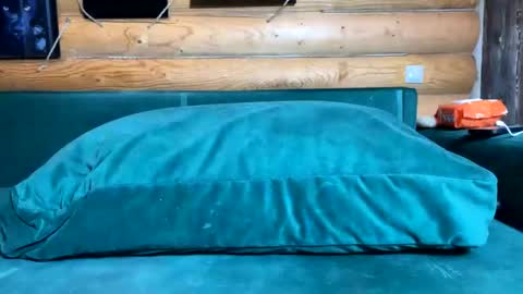 Nail and Olivia online show from November 2025 10:36:01 AM