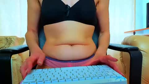 Snapshot of bom_mia_bom chatting on April 2026 03:31:01 AM Mia online show from April 2026 03:31:01 AM