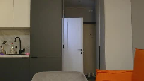 bonne_chance online show from November 2025 05:24:02 PM