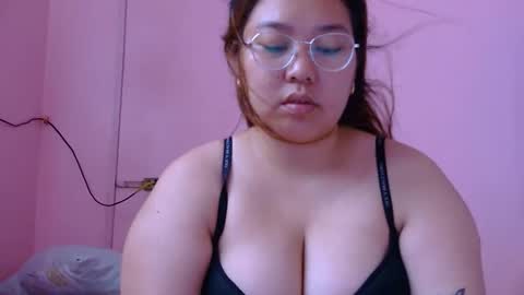 Snapshot of boobsiemarie chatting on May 2026 03:15:02 AM MommyMarie-Singlemom of 2. online show from May 2026 03:15:02 AM