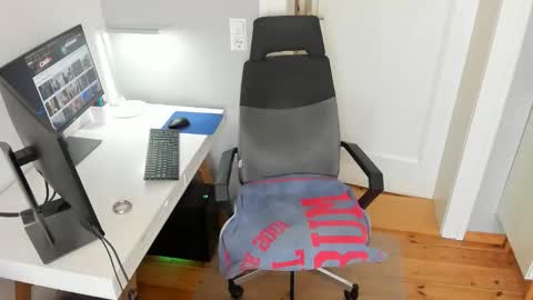 Snapshot of boycatcher chatting on April 2026 11:00:01 AM Julian online show from April 2026 11:00:01 AM