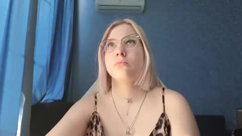 Snapshot of brandy__stars chatting on March 2026 03:43:02 AM Belle online show from March 2026 03:43:02 AM