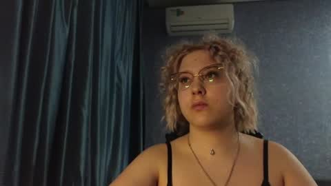 Snapshot of brandy__stars chatting on April 2026 03:17:02 PM Belle online show from April 2026 03:17:02 PM