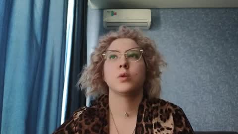 Snapshot of brandy__stars chatting on April 2026 08:41:01 AM Belle online show from April 2026 08:41:01 AM