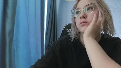 Snapshot of brandy__stars chatting on April 2026 04:17:01 AM Belle online show from April 2026 04:17:01 AM