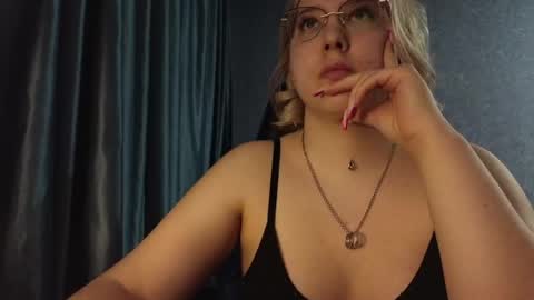 Snapshot of brandy__stars chatting on April 2026 01:40:01 PM Belle online show from April 2026 01:40:01 PM