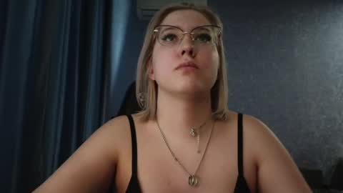 Snapshot of brandy__stars chatting on April 2026 12:04:01 PM Belle online show from April 2026 12:04:01 PM