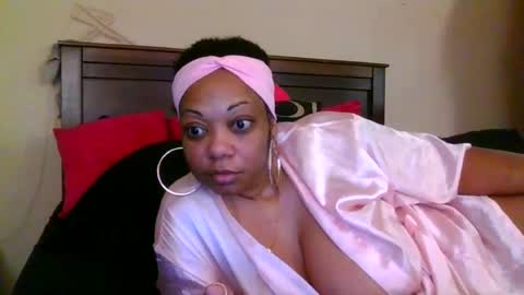 Snapshot of brownroundrenee chatting on June 2026 11:19:01 AM brownroundrenee online show from June 2026 11:19:01 AM
