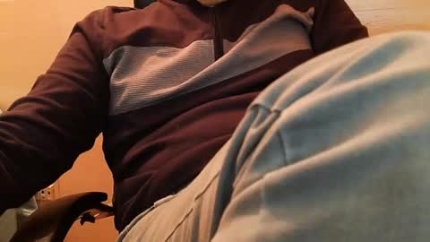 Snapshot of burlymonster chatting on December 2024 05:08:01 PM Hairy Arabian online show from December 2024 05:08:01 PM