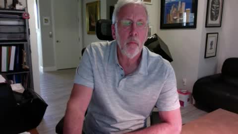 Snapshot of bustinout99 chatting on December 2025 09:31:02 PM afternoon wood online show from December 2025 09:31:02 PM