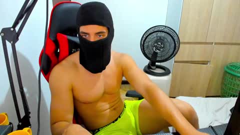 Snapshot of calihotcaliente27 chatting on December 2024 01:13:01 PM calihotcaliente27 online show from December 2024 01:13:01 PM