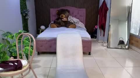 Snapshot of camil_milfdream chatting on April 2026 01:41:02 PM Camil online show from April 2026 01:41:02 PM