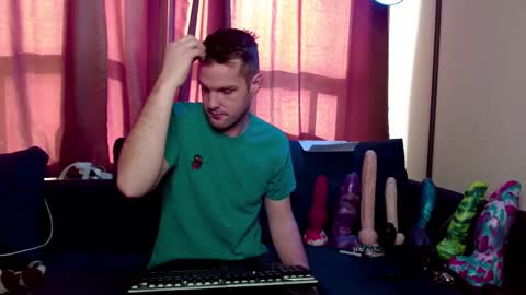 Snapshot of camzlut4u chatting on February 2025 09:05:02 PM mark the Slut online show from February 2025 09:05:02 PM