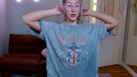 Snapshot of candicamgirl chatting on November 2025 05:33:02 PM MissCandiJones online show from November 2025 05:33:02 PM