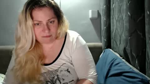 Laura online show from November 2025 07:57:02 PM